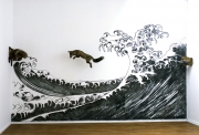 La vague de l’océan Dessin au fusain, renards naturalisés — 3 × 5 m