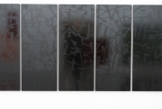 Tania Mouraud, WHO’S THE ENEMY ?, de la série Écriture de  deuil, 2016 - 2017, sérigraphie sur aluminium, 9 panneaux,  160 x 600 cm environ, Collection Mrac Occitanie, Sérignan © Adagp, Paris 2023. Crédit photo : Mrac