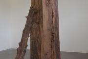 Roland Cognet, Falaise et if, 2011 Séquoia, métal, peinture, if 350 x 180 x 180 cm, Domaine de Kerguéhennec, 2018
