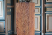 Roland Cognet, Tête de bonobo, 2015, Bronze et sapin, 183 x 38 x 44 cm