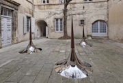Une seule direction - Trois éléments, acier, acier inox poli miroir, 145x235cm, 145x215cm, 145x195cm, vue de l'exposition - Musée Réattu, Arles