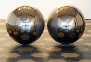 Réfléxion Binaire, 1997, deux éléments, acier inox poli miroir partiellement grenaillé, 50cm chacun