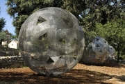 Sphère de ciel – ciel de sphères, 2006, trois éléments, acier inoxydable perforé, Ø 300 cm, Ø 240 cm, Ø 180 cm, éclairage intérieur.