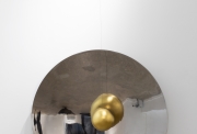 Vladimir SKODA, Galileo, Galilei, 2004, acier inoxydable poli miroir, 190 x 10 x 18 cm, crédit photo Margot Montigny, courtesy Galerie Claire Gastaud
