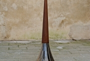 Vladimir Skoda-Une seule direction 2004  acier au carbone, acier inox poli  miroir  195 x D 145 cm