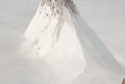 Hilary Dymond, Sans titre, série mountains,2013 huile sur toile, 80x80cm