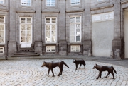 Roland Cognet, La Meute, Bronze, 2012, un loup et deux louveteaux