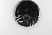 Vladimir Skoda, Deux points, 1995-2018, Acier inoxydable poli miroir, boule en acier peint noir, 95 x 8 cm, Ø 15 cm ©margotmontigny